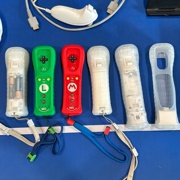 Working Wii U with 4+ controllers, sensor, steering wheels, game pad. - Picture 10 of 14